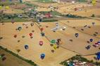 Photos aériennes de "montgolfiere" - Photo réf. C157885 - Lorraine Mondial Air Ballons 2015 : Vol du Dimanche 26 Juillet le matin lors du Record Mondial de Dcollage en Ligne. (The Great Line, In-line Mass Ascent)