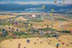 Photos aériennes de "montgolfiere" - Photo réf. C157886 - Lorraine Mondial Air Ballons 2015 : Vol du Dimanche 26 Juillet le matin lors du Record Mondial de Dcollage en Ligne. (The Great Line, In-line Mass Ascent)