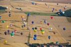 Photos aériennes de "montgolfiere" - Photo réf. C157888 - Lorraine Mondial Air Ballons 2015 : Vol du Dimanche 26 Juillet le matin lors du Record Mondial de Dcollage en Ligne. (The Great Line, In-line Mass Ascent)