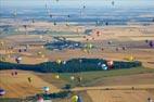Photos aériennes de "montgolfiere" - Photo réf. C157890 - Lorraine Mondial Air Ballons 2015 : Vol du Dimanche 26 Juillet le matin lors du Record Mondial de Dcollage en Ligne. (The Great Line, In-line Mass Ascent)
