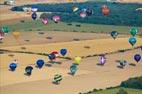 Photos aériennes de "montgolfiere" - Photo réf. C157893 - Lorraine Mondial Air Ballons 2015 : Vol du Dimanche 26 Juillet le matin lors du Record Mondial de Dcollage en Ligne. (The Great Line, In-line Mass Ascent)