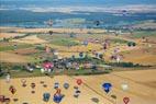 Photos aériennes de "montgolfiere" - Photo réf. C157899 - Lorraine Mondial Air Ballons 2015 : Vol du Dimanche 26 Juillet le matin lors du Record Mondial de Dcollage en Ligne. (The Great Line, In-line Mass Ascent)