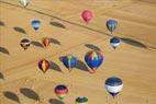 Photos aériennes de "montgolfiere" - Photo réf. C157903 - Lorraine Mondial Air Ballons 2015 : Vol du Dimanche 26 Juillet le matin lors du Record Mondial de Dcollage en Ligne. (The Great Line, In-line Mass Ascent)