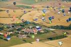 Photos aériennes de "montgolfiere" - Photo réf. C157904 - Lorraine Mondial Air Ballons 2015 : Vol du Dimanche 26 Juillet le matin lors du Record Mondial de Dcollage en Ligne. (The Great Line, In-line Mass Ascent)