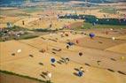 Photos aériennes de "montgolfiere" - Photo réf. C157911 - Lorraine Mondial Air Ballons 2015 : Vol du Dimanche 26 Juillet le matin lors du Record Mondial de Dcollage en Ligne. (The Great Line, In-line Mass Ascent)