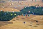 Photos aériennes de "montgolfiere" - Photo réf. C157925 - Lorraine Mondial Air Ballons 2015 : Vol du Dimanche 26 Juillet le matin lors du Record Mondial de Dcollage en Ligne. (The Great Line, In-line Mass Ascent)