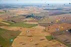 Photos aériennes de "montgolfiere" - Photo réf. C157928 - Lorraine Mondial Air Ballons 2015 : Vol du Dimanche 26 Juillet le matin lors du Record Mondial de Dcollage en Ligne. (The Great Line, In-line Mass Ascent)