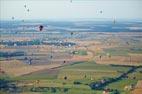 Photos aériennes de "montgolfiere" - Photo réf. C157944 - Lorraine Mondial Air Ballons 2015 : Vol du Dimanche 26 Juillet le matin lors du Record Mondial de Dcollage en Ligne. (The Great Line, In-line Mass Ascent)