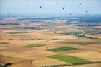 Photos aériennes de "montgolfiere" - Photo réf. C157948 - Lorraine Mondial Air Ballons 2015 : Vol du Dimanche 26 Juillet le matin lors du Record Mondial de Dcollage en Ligne. (The Great Line, In-line Mass Ascent)