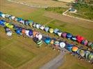 Photos aériennes de "montgolfiere" - Photo réf. E157753 - Lorraine Mondial Air Ballons 2015 : Vol du Dimanche 26 Juillet le matin lors du Record Mondial de Dcollage en Ligne. (The Great Line, In-line Mass Ascent)