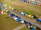 Photos aériennes de "montgolfiere" - Photo réf. E157761 - Lorraine Mondial Air Ballons 2015 : Vol du Dimanche 26 Juillet le matin lors du Record Mondial de Dcollage en Ligne. (The Great Line, In-line Mass Ascent)